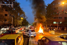 Počas jedného z protivládnych protestov demonštranti zapálil policajný motocykel. FOTO: REUTERS