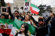 Ľudia sa zúčastňujú protestu proti islamskému režimu v Iráne po smrti Mahsu Amini. FOTO: Reuters