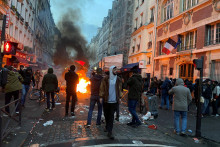 Demonštranti sa stretli s francúzskou políciou počas demonštrácie neďaleko Rue d‘Enghien po výstreloch, ktoré zabili a zranili niekoľko ľudí v centrálnej štvrti Paríža. FOTO: Reuters