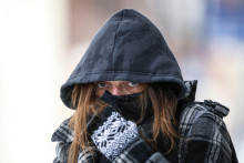 

Žena čaká na autobus na Jefferson Street, keďže teploty pod bodom mrazu dorazili so zimnou búrkou Elliott do Louisville, Kentucky. FOTO: Reuters/USA Today