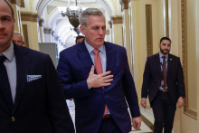 Vodca menšiny v Snemovni reprezentantov v USA Kevin McCarthy kráča do svojej kancelárie predtým, ako Snemovňa odhlasovala schválenie návrhu zákona o financovaní vo výške 1,66 bilióna dolárov. FOTO: Reuters
