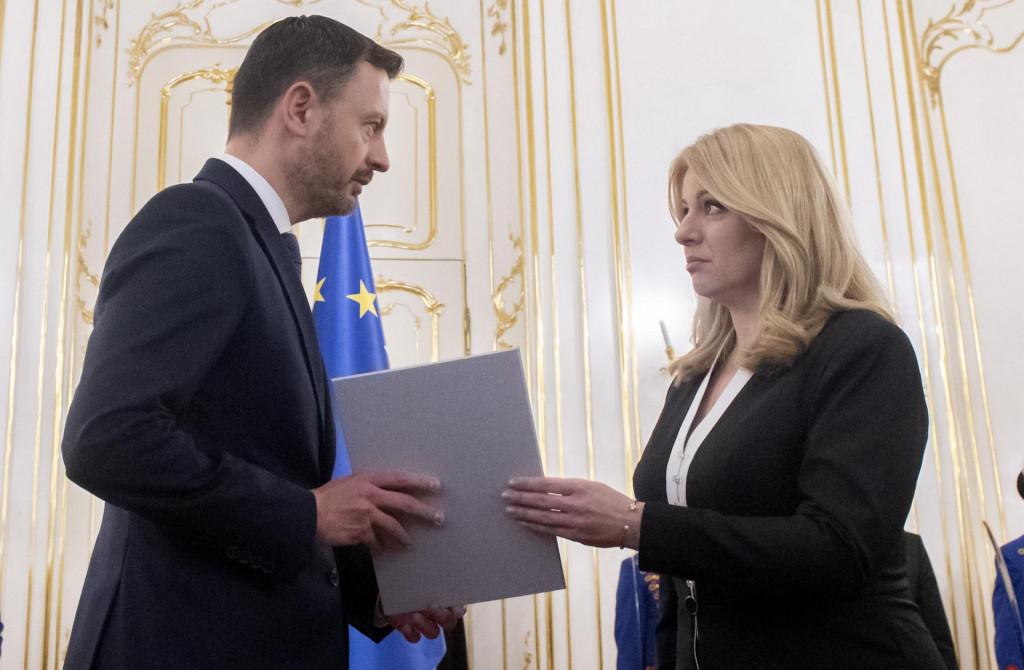 Prezidentka Zuzana Čaputov&aacute; a poveren&yacute; premi&eacute;r Eduard Heger. FOTO: TASR/Martin Baumann