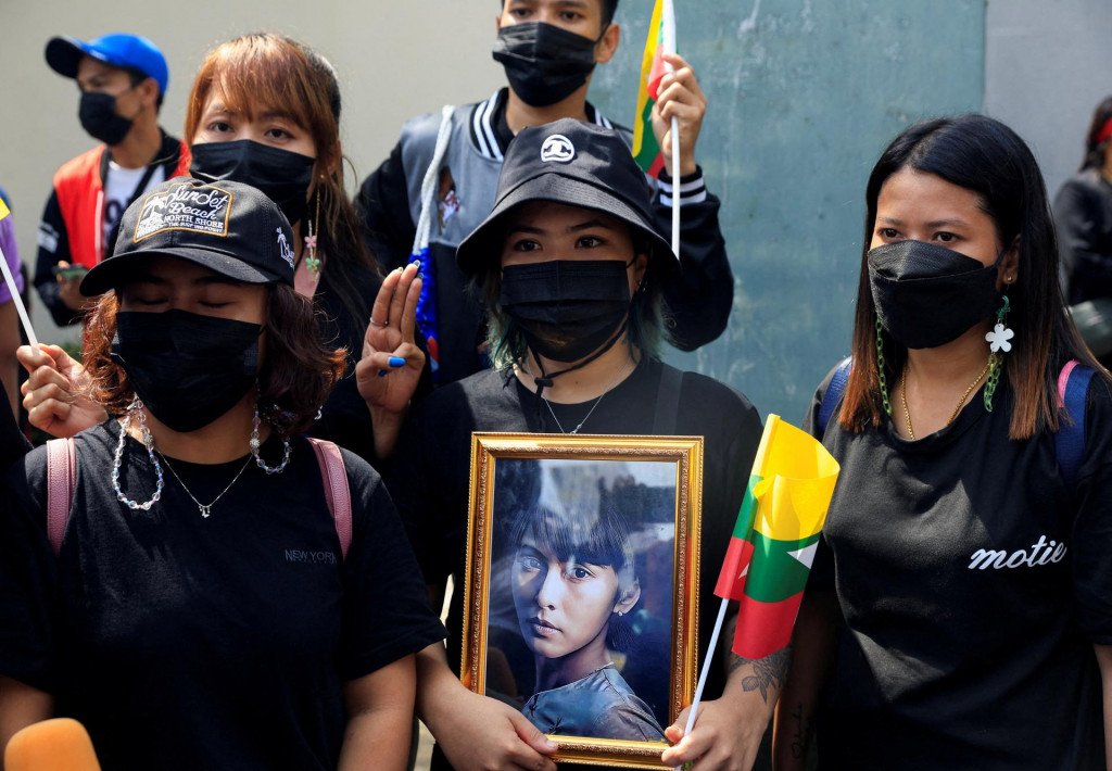 Občania Mjanmarska, ktorí žijú v Thajsku, držia portrét bývalej mjanmarskej štátnej radkyne Aun Schan Su Ťij, keď protestujú proti popravám prodemokratických aktivistov. FOTO: Reuters