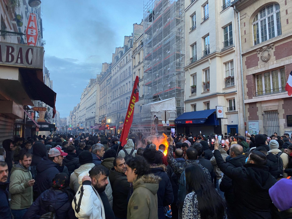 Demonštranti sa stretli s francúzskou políciou počas demonštrácie neďaleko Rue d‘Enghien po výstreloch, ktoré zabili a zranili niekoľko ľudí v centrálnej štvrti Paríža. FOTO: Reuters