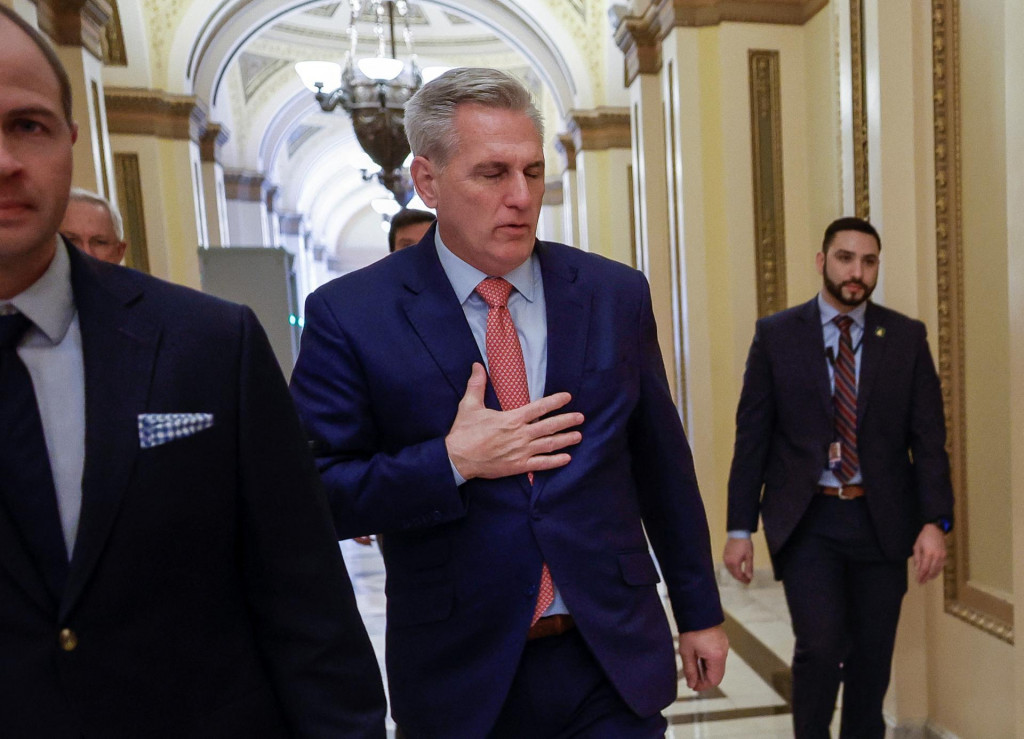 Vodca menšiny v Snemovni reprezentantov v USA Kevin McCarthy kráča do svojej kancelárie predtým, ako Snemovňa odhlasovala schválenie návrhu zákona o financovaní vo výške 1,66 bilióna dolárov. FOTO: Reuters