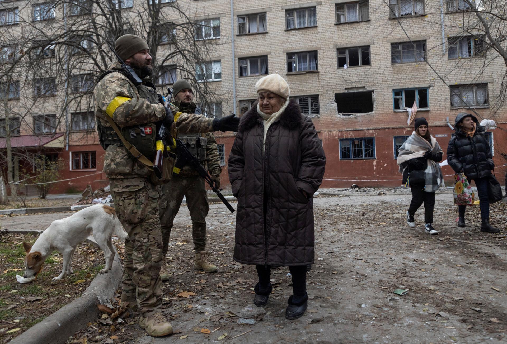 Agresor nepoľavuje ani na Vianoce. Ruské ostreľovanie Chersonu stálo život sedem ľudí, ráta Kyjev