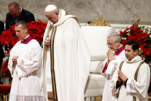Pápež František počas kázne pri štedrovečernej omši. FOTO: REUTERS