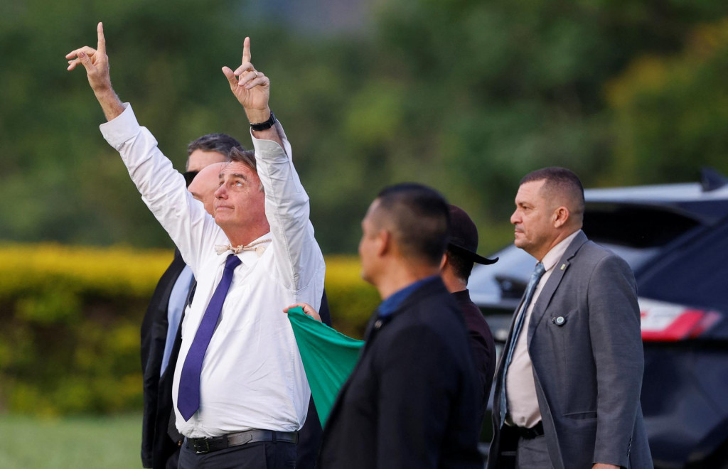 Dosluhujúci brazílsky prezident Jair Bolsonaro. FOTO: REUTERS