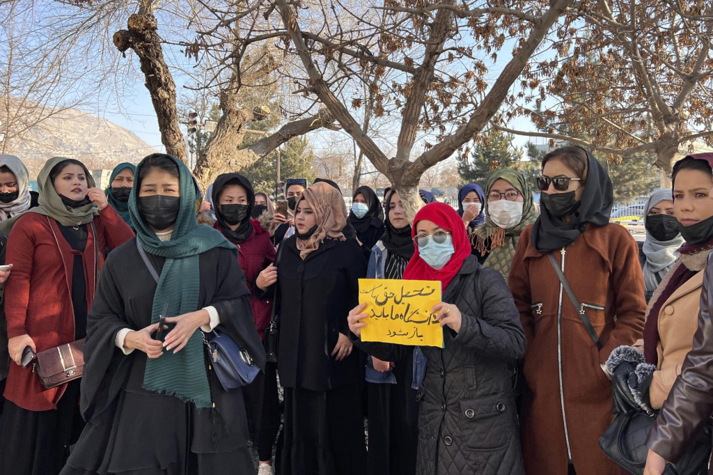 Afganské ženy protestujú proti zákazu štúdia žien na univerzitách. FOTO: TASR/AP