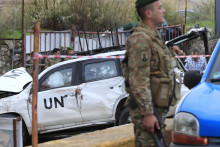 Libanonskí vojaci stoja vedľa poškodeného vozidla mierových síl OSN na mieste, kde sa konvoj OSN dostal pod paľbu v libanonskej dedine Akbíja. FOTO: TASR/AP