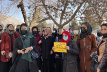 Afganské ženy protestujú proti zákazu štúdia žien na univerzitách v Kábule. FOTO: TASR/AP