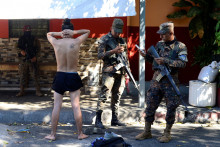 Vojaci zadržali osobu, keďže príslušníci bezpečnostných zložiek vedú na Štedrý večer protidrogovú vojenskú operáciu. FOTO: Reuters