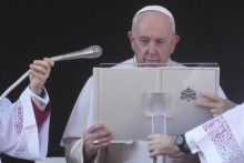 Pápež František udeľuje tradičné požehnanie Urbi et orbi. FOTO: TASR/AP