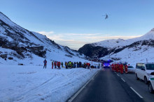 Záchranári stoja neďaleko miesta, kde lavína zasypala 10 lyžiarov v lyžiarskom stredisku Lech/Zuers v rakúskom Arlbergu. FOTO: Reuters
