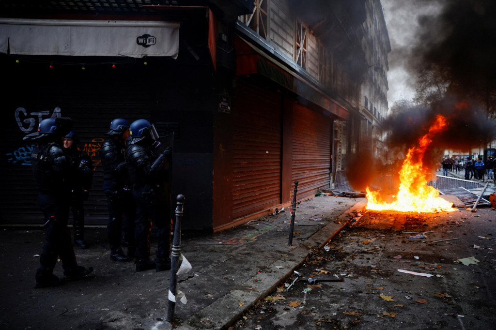Členovia kurdskej komunity zúčastňujú demonštrácie po streľbe v Paríži. FOTO: Reuters