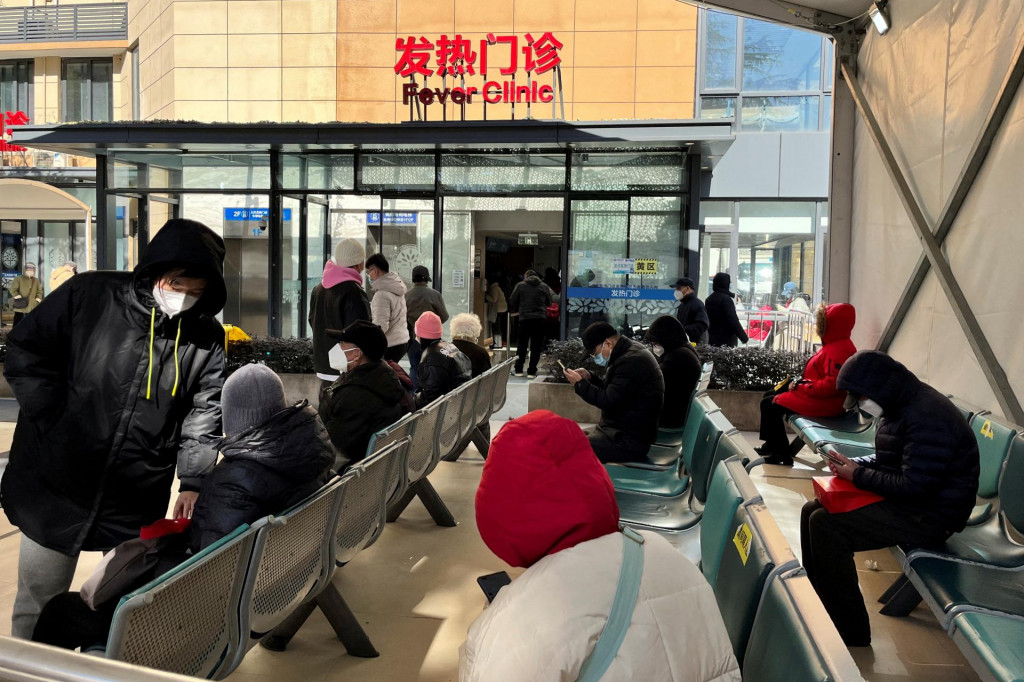 Ľudia čakajú v nemocnici, pretože pandémia koronavírusu v Šanghaji pokračuje.FOTO: Reuters