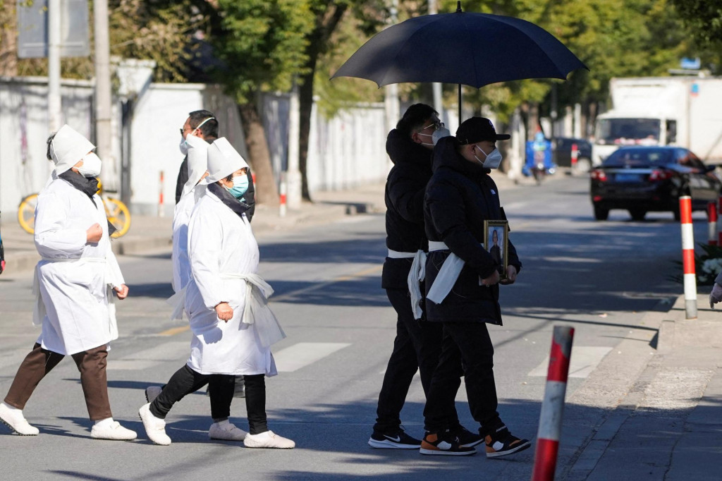 

Muž v ochrannej maske drží rám obrazu milovanej osoby pred pohrebným ústavom, keďže epidémie koronavírusu pokračujú. FOTO: Reuters