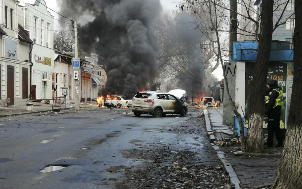 Autá horia po ruskom raketovom útoku v ukrajinskom Chersone. FOTO: TASR/AP