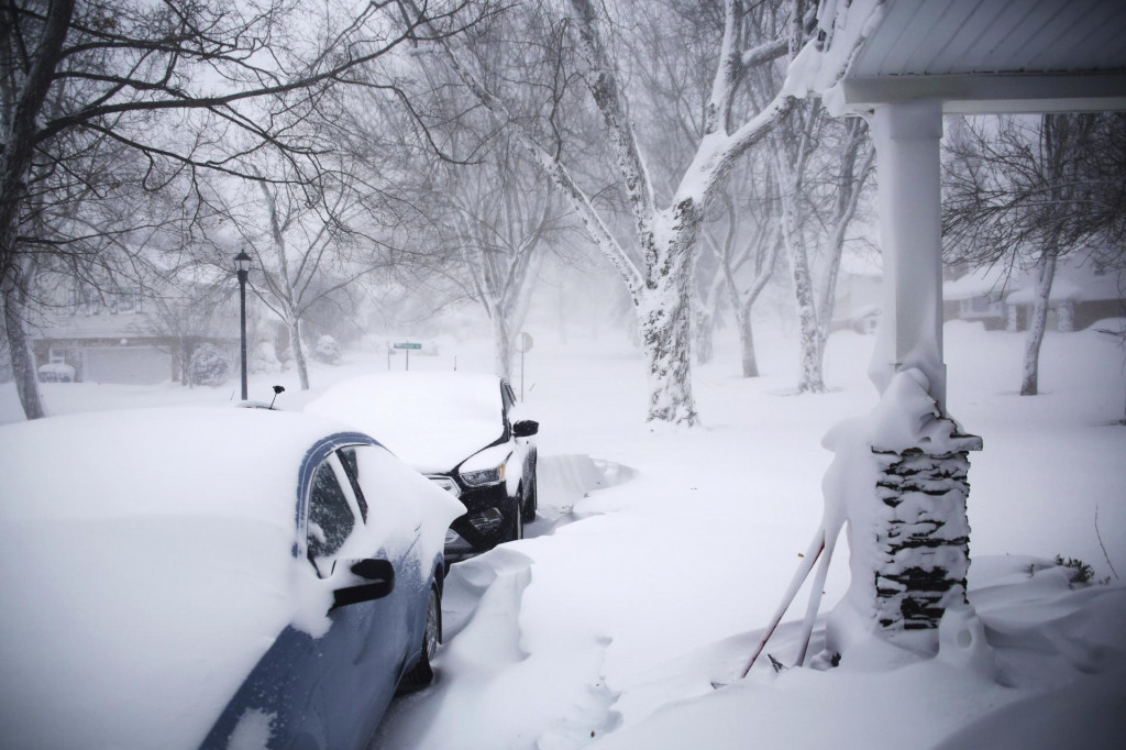 Zimná snehová búrka v americkom Amherste. FOTO: TASR/AP