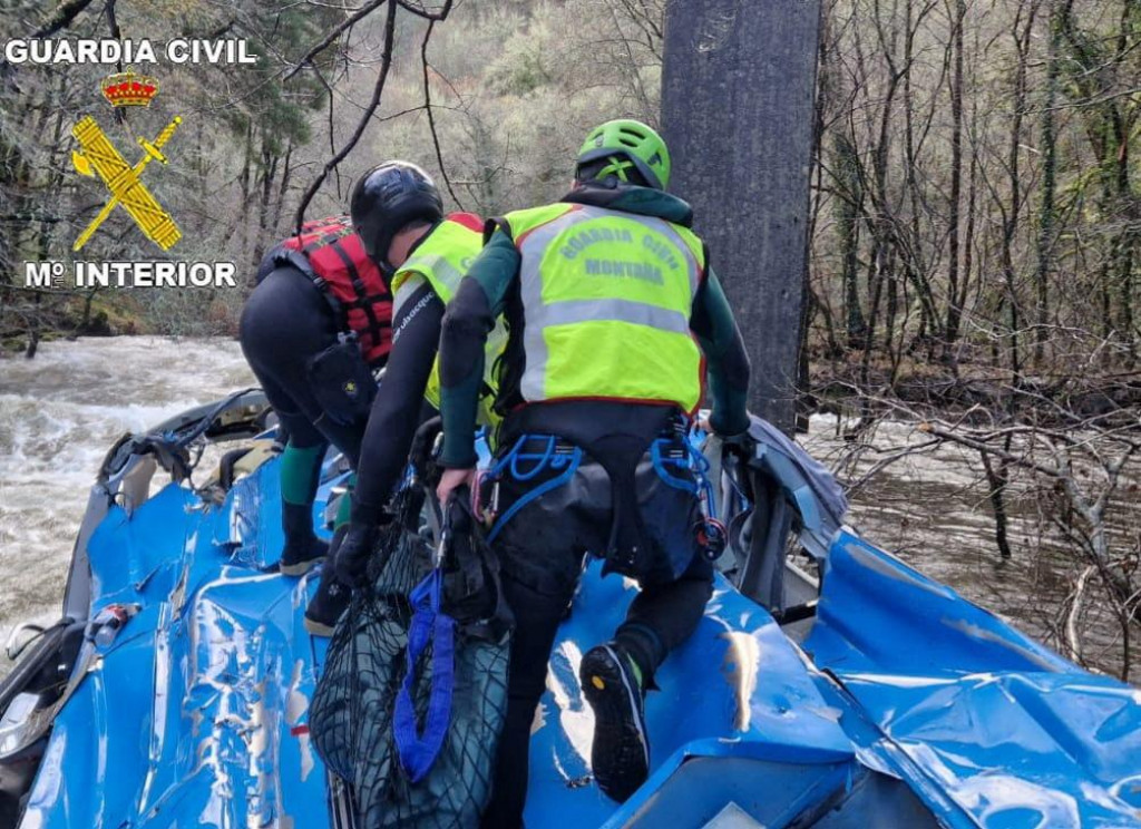 Príslušníci španielskej civilnej gardy pracujú na mieste nehody, kde sa osobný autobus zrútil z mosta do rieky Lerez. FOTO: Reuters
