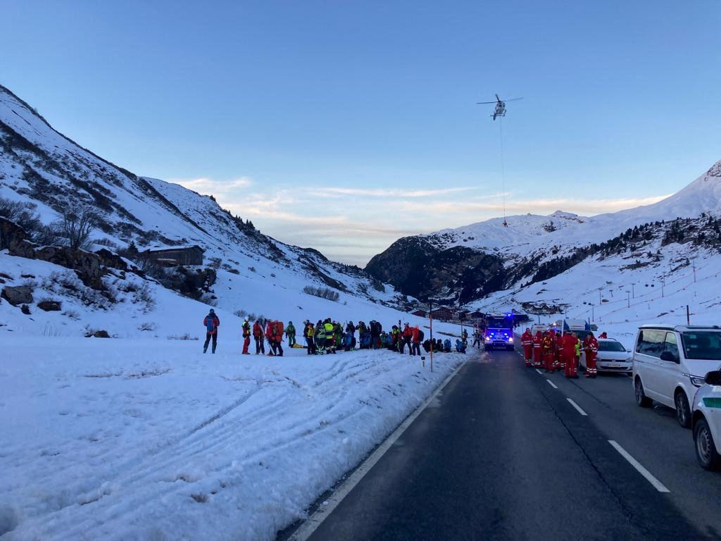 Záchranári stoja neďaleko miesta, kde lavína zasypala 10 lyžiarov v lyžiarskom stredisku Lech/Zuers v rakúskom Arlbergu. FOTO: Reuters