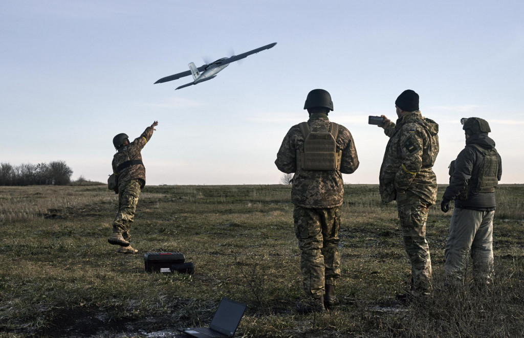 Ukrajinskí vojaci spúšťajú dron na ruské pozície, ilustračný obrázok. FOTO: TASR/AP


