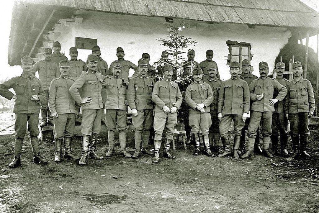 Rakúsko-uhorská armáda bojovala v rôznych častiach Európy, títo dôstojníci prežili koniec roka 1916 uprostred rumunských Karpát.