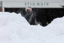 Podľa americkej Národnej meteorologickej služby NWS napadlo do nedele na letisku v Buffale viac ako 1,2 metra snehu. FOTO: Reuters