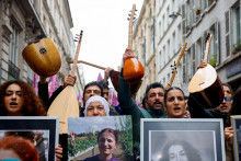 Členovia kurdskej komunity sa zúčastňujú na pochode organizovanom Kurdskou demokratickou radou vo Francúzsku na počesť obetí piatkového smrtiaceho útoku. FOTO: Reuters