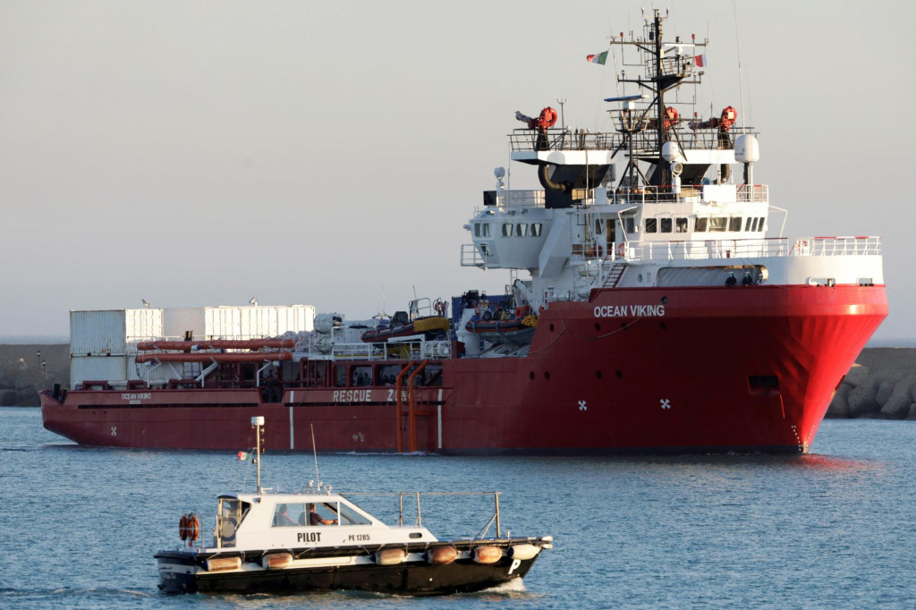Záchranná loď Ocean Viking prichádza so zachránenými migrantmi do Porto Empedocle na Sicílii. FOTO: Reuters