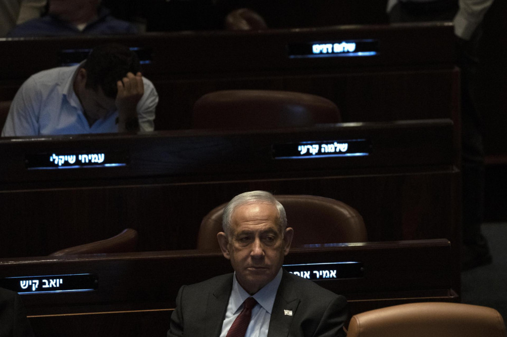 Izraelský dezignovaný premiér Benjamin Netanjahu (uprostred) sedí v parlamente v Jeruzaleme. FOTO: TASR/AP