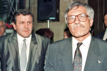 Vladimír Mečiar a Václav Klaus po skončení rokovania o budúcnosti spoločného štátu, ktoré sa uskutočnilo 17. júna 1992 v Prahe. FOTO: Archív TASR/Pavel Neubauer