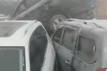 Cars crash in a pileup on a bridge in Zhengzhou, Henan province, China, in this screen grab obtained from a social media video released December 28, 2022. Video Obtained By Reuters/via REUTERS THIS IMAGE HAS BEEN SUPPLIED BY A THIRD PARTY. NO RESALES. NO ARCHIVES. SNÍMKA: Video Obtained By Reuters