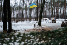 Ukrajinsk&eacute;ho pr&iacute;slu&scaron;n&iacute;ka ozbrojen&yacute;ch s&iacute;l vidno na poz&iacute;cii bl&iacute;zko hran&iacute;c s Bieloruskom. FOTO: REUTERS