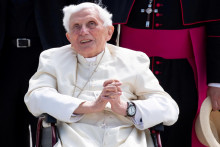 Teraz 95-ročný Benedikt, občianskym menom Joseph Ratzinger, sa v roku 2013 stal prvým pápežom za zhruba 600 rokov, ktorý na svoju funkciu rezignoval. FOTO: Reuters