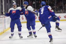 Slovenskí hokejisti zľava Peter Repčík, Jozef Kmec a Adam Žlnka sa tešia po strelení gólu. FOTO: TASR/AP
