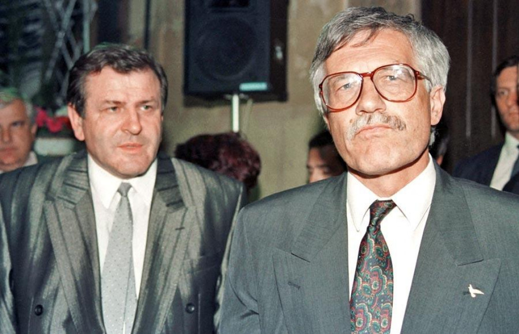 Vladimír Mečiar a Václav Klaus po skončení rokovania o budúcnosti spoločného štátu, ktoré sa uskutočnilo 17. júna 1992 v Prahe. FOTO: Archív TASR/Pavel Neubauer