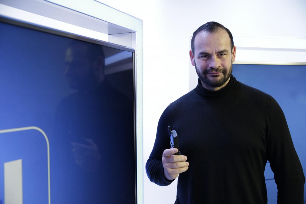 &rdquo;Jeden z prv&yacute;ch telef&oacute;nov, ktor&yacute; chcel naozaj každ&yacute; vo svojej dobe, bola Nokia 3210. Bol to pomerne veľk&yacute; telef&oacute;n, ktor&yacute; mal naozaj kr&aacute;sny dizajn a bol &bdquo;bezant&eacute;nkov&yacute;&ldquo;&rdquo;, spom&iacute;a Roman Cal&iacute;k, &scaron;&eacute;fredaktor magaz&iacute;nu Techbox. FOTO: Marek Daňo