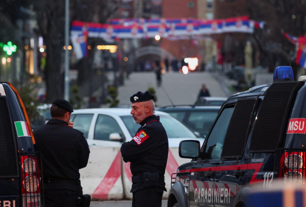 Polícia v meste Mitrovica. FOTO: REUTERS