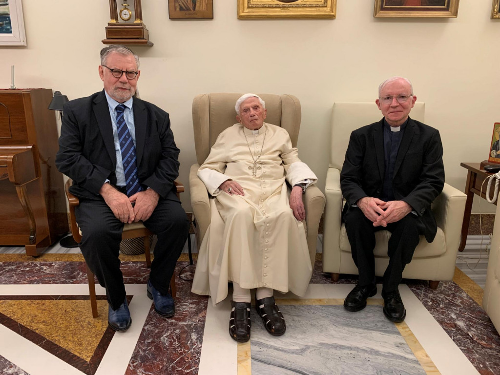 Jedna z posledných zverejnených fotografií bývalého pápeža je z 1. decembra, keď sa zišiel s víťazmi teologickej ceny, ktorá je podľa neho pomenovaná. Po celý čas sedel a vyzeral nesmierne slabý. FOTO: Reuters