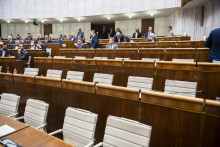 Prázdne poslanecké lavice sa ukazujú ako jediná cesta k tomu, aby štát plytval menej. FOTO:TASR/J. Novák