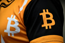 Bitcoin si udržiava pozíciu lídra na trhu. FOTO: Reuters