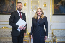 Dočasne poverený predseda vlády Eduard Heger a prezidentka Zuzana Čaputová. FOTO TASR/Jakub Kotian