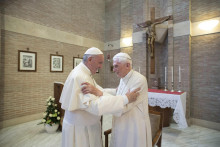 Benedikt XVI. (vpravo) so súčasným pápežom Františkom (vľavo). Ten svojho predchodcu navštívil a vyzval veriacich, aby sa zaňho modlili. FOTO: TASR/AP