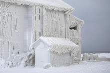 Rodinné domy sú pokryté ľadom po snehovej búrke na brehu jazera Erie neďaleko mesta Fort Erie v kanadskej provincii Ontário. FOTO: TASR/AP
