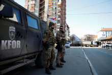 Misia Severoatlantickej aliancie KFOR vo štvrtok vyzvala Srbov v Kosove, aby urýchlili odstraňovanie zátarás. FOTO: Reuters