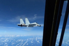 Čínska stíhačka J-11, ktorá sa podľa Washingtonu minulý týždeň nad Juhočínskym morom na šesť metrov priblížila k americkému prieskumnému lietadlu RC-135. FOTO: Reuters