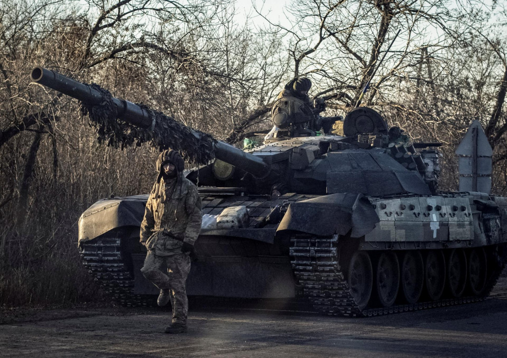 Tank v Bachmute. FOTO: REUTERS