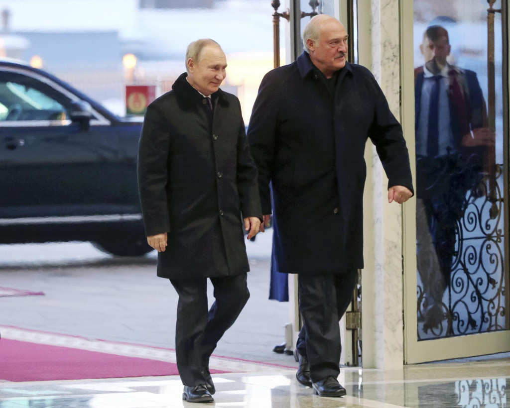 Ruský prezident Vladimir Putin (vľavo) a bieloruský prezident Alexander Lukašenko. FOTO: TASR/AP