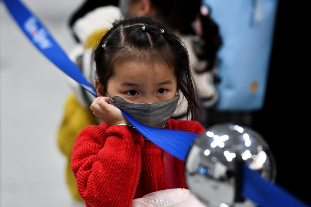 Dievčatko z Číny čaká na otestovanie na covid na letisku v Madride. FOTO: Reuters